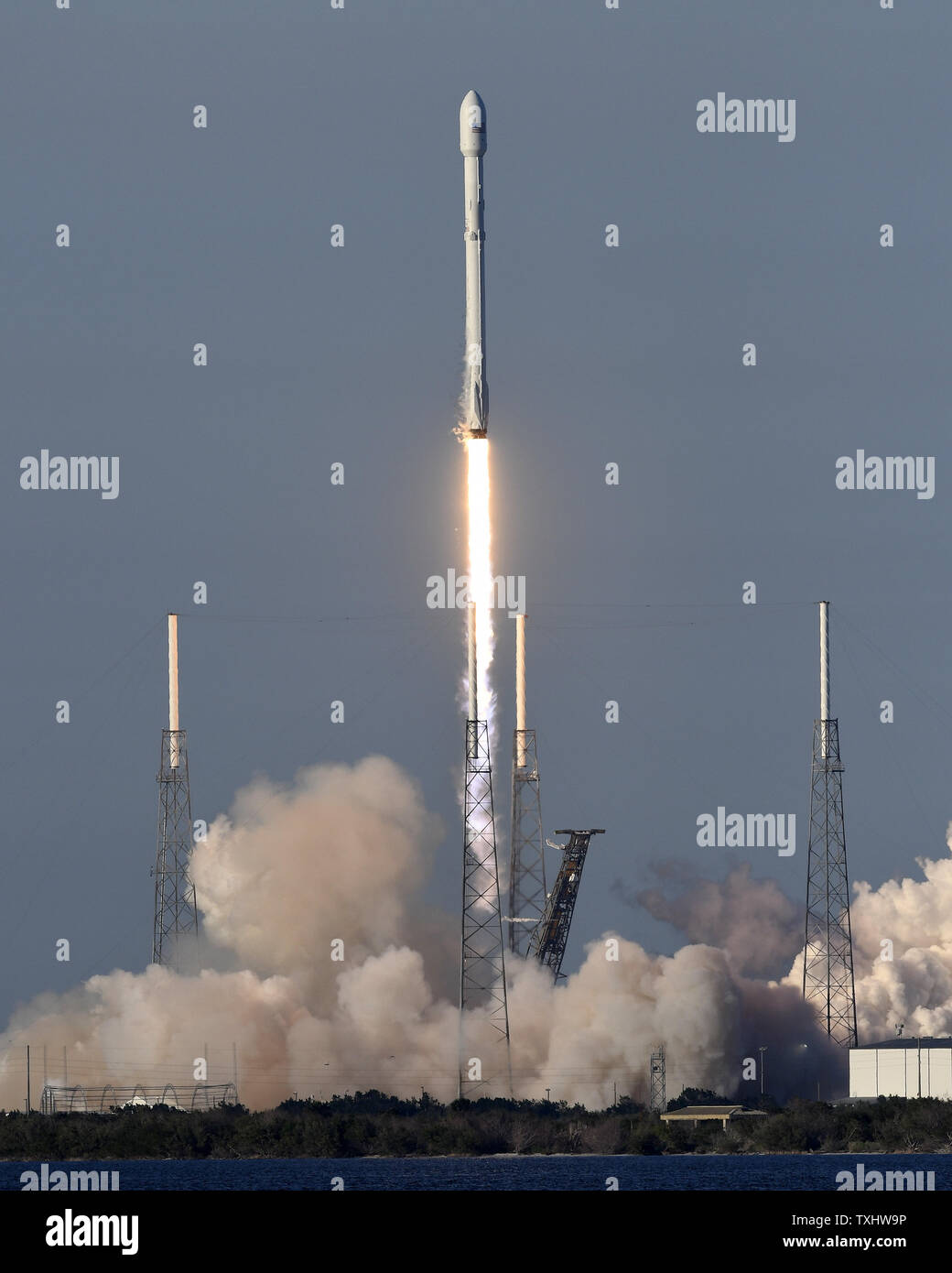 La SpaceX Falcon 9 lanci di razzi a 6:51 PM da complesso 40 presso il Kennedy Space Center di Cape Canaveral Air Force Station, Florida il 18 aprile 2018. A bordo è di NASA TESS (in transito Exoplanet Survey Satellite) che sarà messo in orbita per la ricerca di pianeti simili alla terra nelle vicinanze di galassie. Foto di Joe Marino-Bill Cantrell/UPI Foto Stock