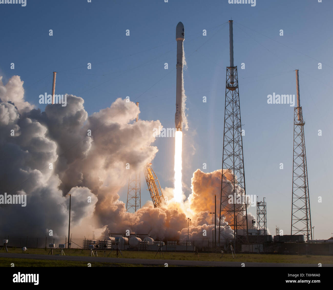 La SpaceX Falcon 9 lanci di razzi a 6:51 PM da complesso 40 presso il Kennedy Space Center di Cape Canaveral Air Force Station, Florida il 18 aprile 2018. A bordo è di NASA TESS (in transito Exoplanet Survey Satellite) che sarà messo in orbita per la ricerca di pianeti simili alla terra nelle vicinanze di galassie. Foto di Joe Marino-Bill Cantrell/UPI Foto Stock