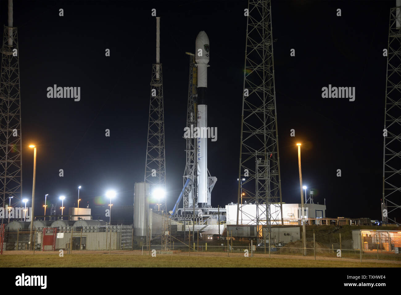 Un SpaceX Falcon 9 è predisposta per il lancio dal complesso 40 presso il Kennedy Space Center di Cape Canaveral Air Force Station, Florida il 17 dicembre 2018. SpaceX è il lancio del nuovo GPS III satellite per la US Air Force a Dic. 18. Questo è SpaceX prima del lancio per i militari USA. Nella partecipazione a questo lancio sarà Vice Presidente Mike Pence che si prevede di fornire il suo pensiero sulla leadership statunitense nello spazio subito dopo il satellite raggiunge orbita. .Foto di Joe Marino-Bill Cantrell/UPI Foto Stock