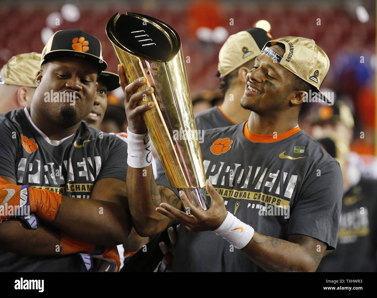 Quarterback Deshaun Watson #4 del Clemson Tigers celebra con il College Football Playoff campionato nazionale Trofeo dopo aver sconfitto il Alabama Crimson Tide al 2017 College Football Playoff Campionato Nazionale in Tampa Florida il 9 gennaio 2017. La Clemson Tigers sconfitto il Alabama Crimson Tide 35-31. Foto di Mark Wallheiser/UPI Foto Stock