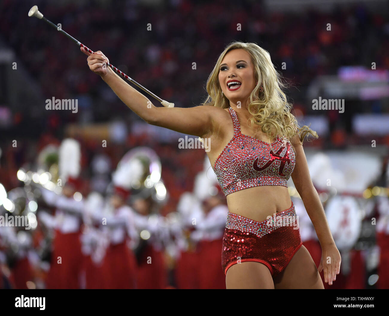 Un Alabama Crimson Tide majorette esegue prima del primo trimestre del 2017 il collegio di calcio Playoff Campionato Nazionale, a Tampa, Florida, il 9 gennaio 2017. Foto di Kevin Dietsch/UPI Foto Stock