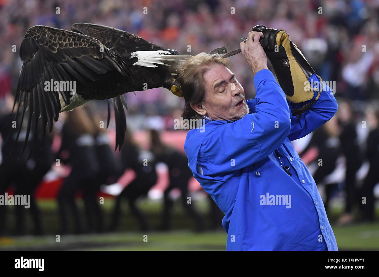 Un gestore di uccello è contestata in cerimonie prima del primo trimestre del 2017 il collegio di calcio Playoff Campionato Nazionale, a Tampa, Florida, il 9 gennaio 2017. Foto di Kevin Dietsch/UPI Foto Stock