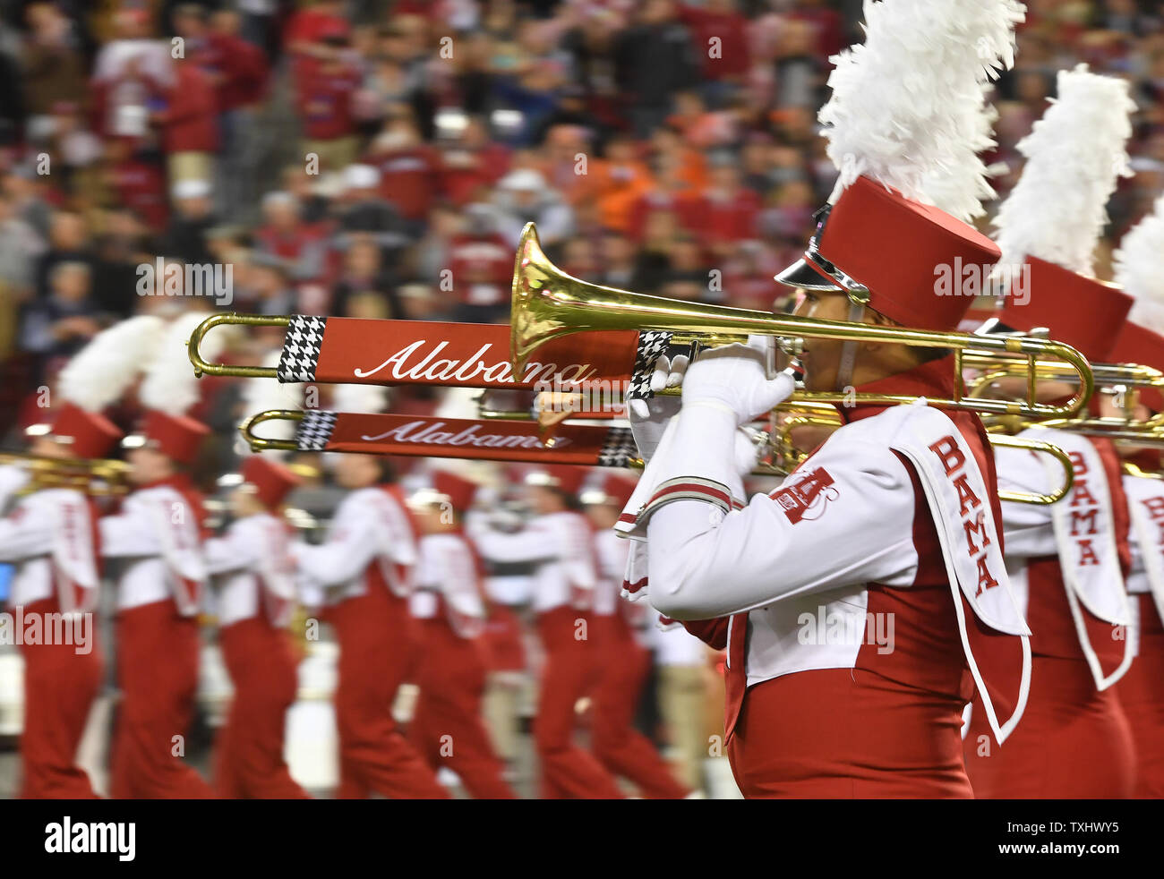 L'Alabama Crimson Tide band marche prima del primo trimestre del 2017 il collegio di calcio Playoff Campionato Nazionale, a Tampa, Florida, il 9 gennaio 2017. Foto di Kevin Dietsch/UPI Foto Stock