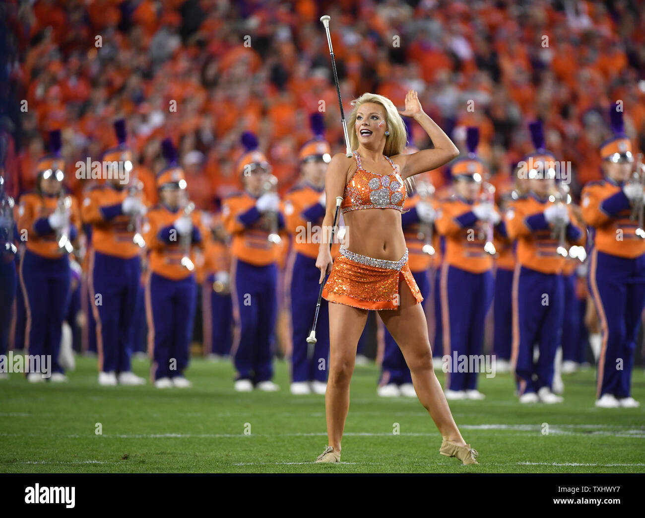 Clemson Tigers majorettes e i membri della band eseguire prima del primo trimestre del 2017 il collegio di calcio Playoff Campionato Nazionale, a Tampa, Florida, il 9 gennaio 2017. Foto di Kevin Dietsch/UPI Foto Stock