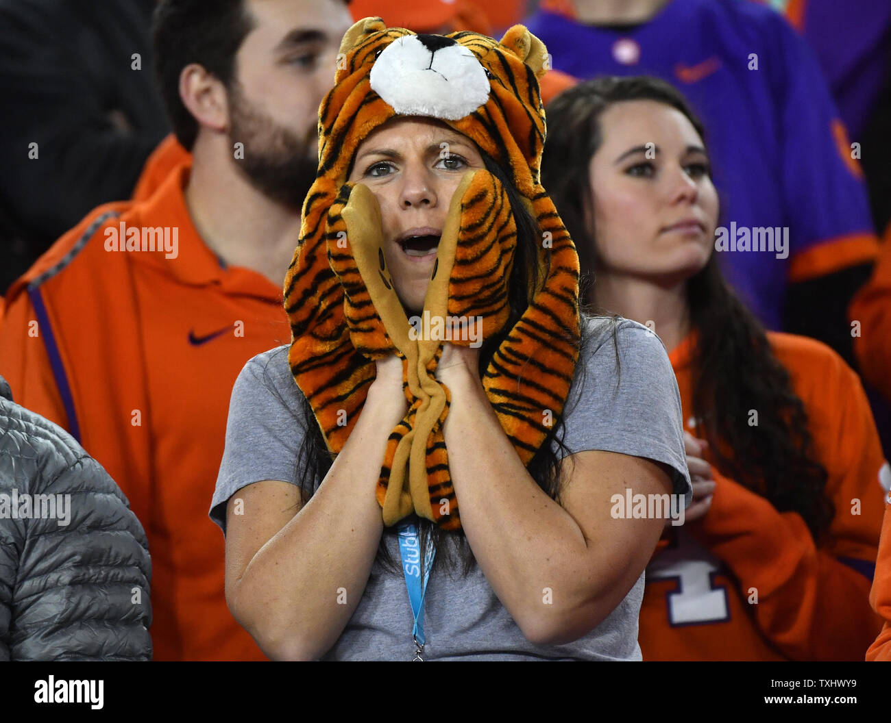 Un Clemson Tigers ventola reagisce a un inizio di Alabama piombo nel primo trimestre del 2017 il collegio di calcio Playoff Campionato Nazionale, a Tampa, Florida, il 9 gennaio 2017. Foto di Kevin Dietsch/UPI Foto Stock