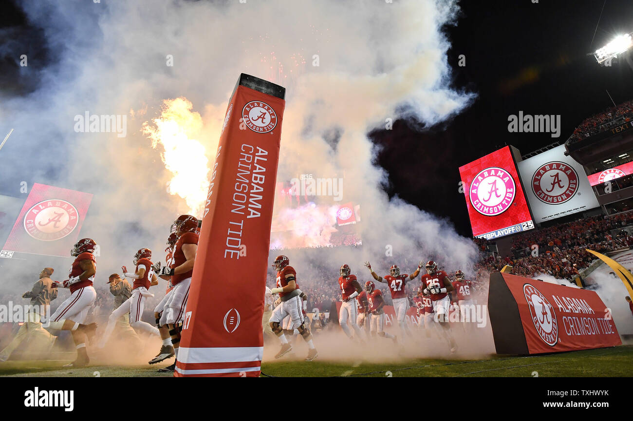 Alabama Crimson Tide ai giocatori di prendere il campo nel primo trimestre del 2017 il collegio di calcio Playoff Campionato Nazionale, a Tampa, Florida, il 9 gennaio 2017. Foto di Kevin Dietsch/UPI Foto Stock