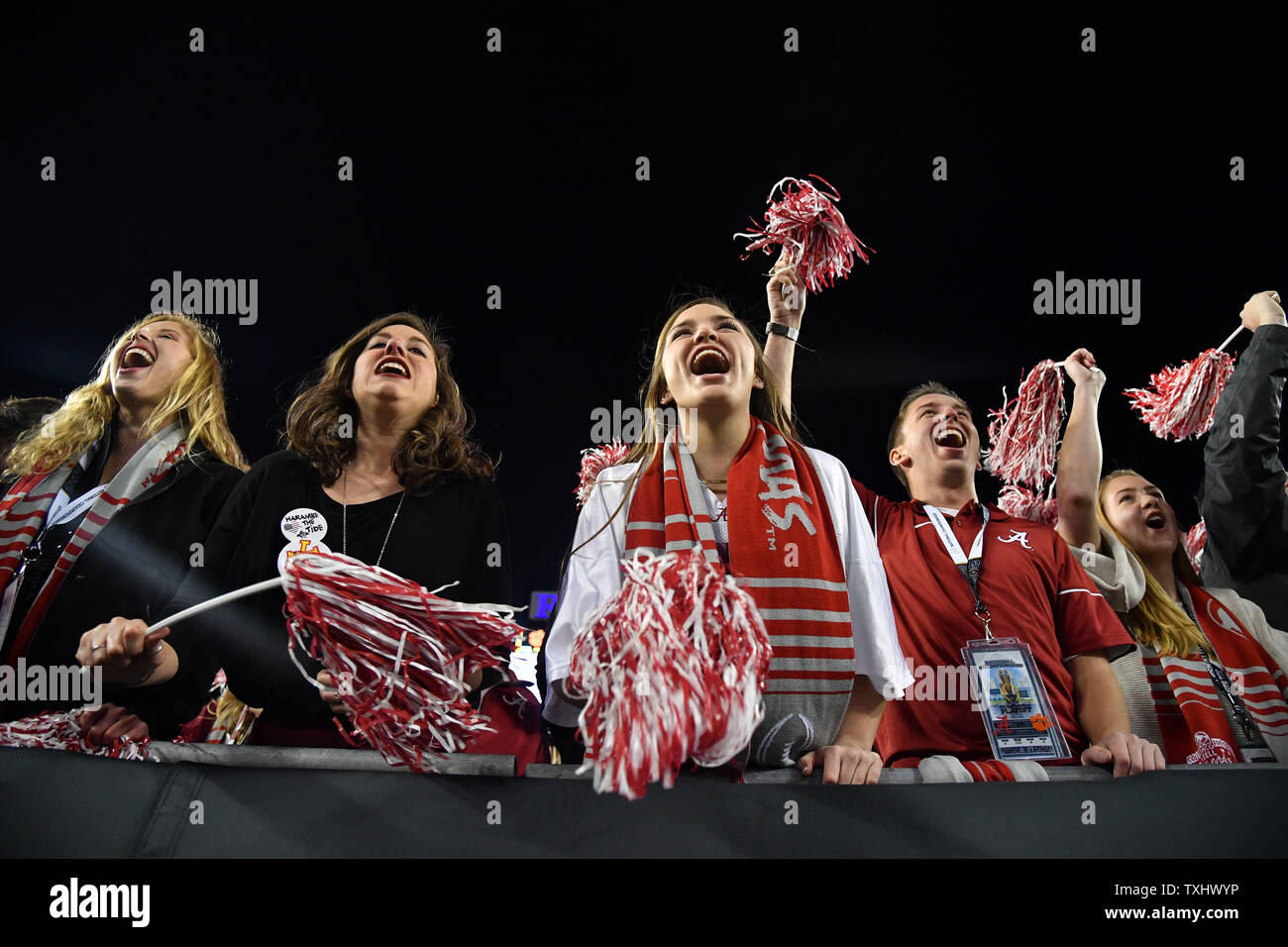 Alabama Crimson Tide fan tifare contro la Clemson tigri nel primo trimestre del 2017 il collegio di calcio Playoff Campionato Nazionale, a Tampa, Florida, il 9 gennaio 2017. Foto di Kevin Dietsch/UPI Foto Stock