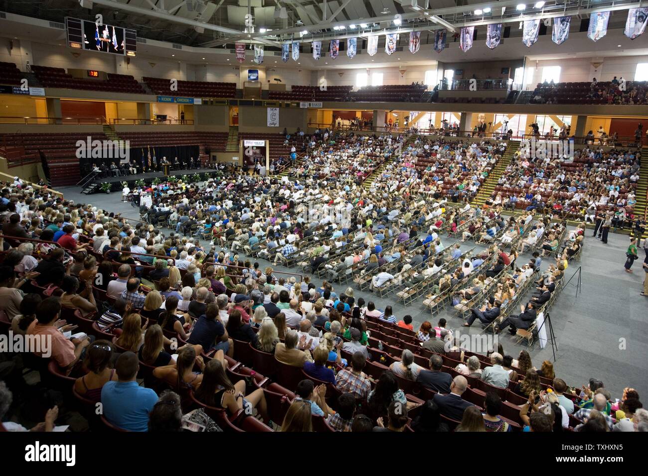 Una veglia per nove persone sparato e ucciso all'interno di Emanuel metodista africana chiesa episcopale è stato tenuto a TD Arena di Charleston, Carolina del Sud il 19 giugno 2015. Le vittime sono state uccise il 17 giugno 2015. Un sospetto, Dylann tetto, 21, è stato arrestato in connessione con i tiri. Foto di Kevin Liles/UPI Foto Stock