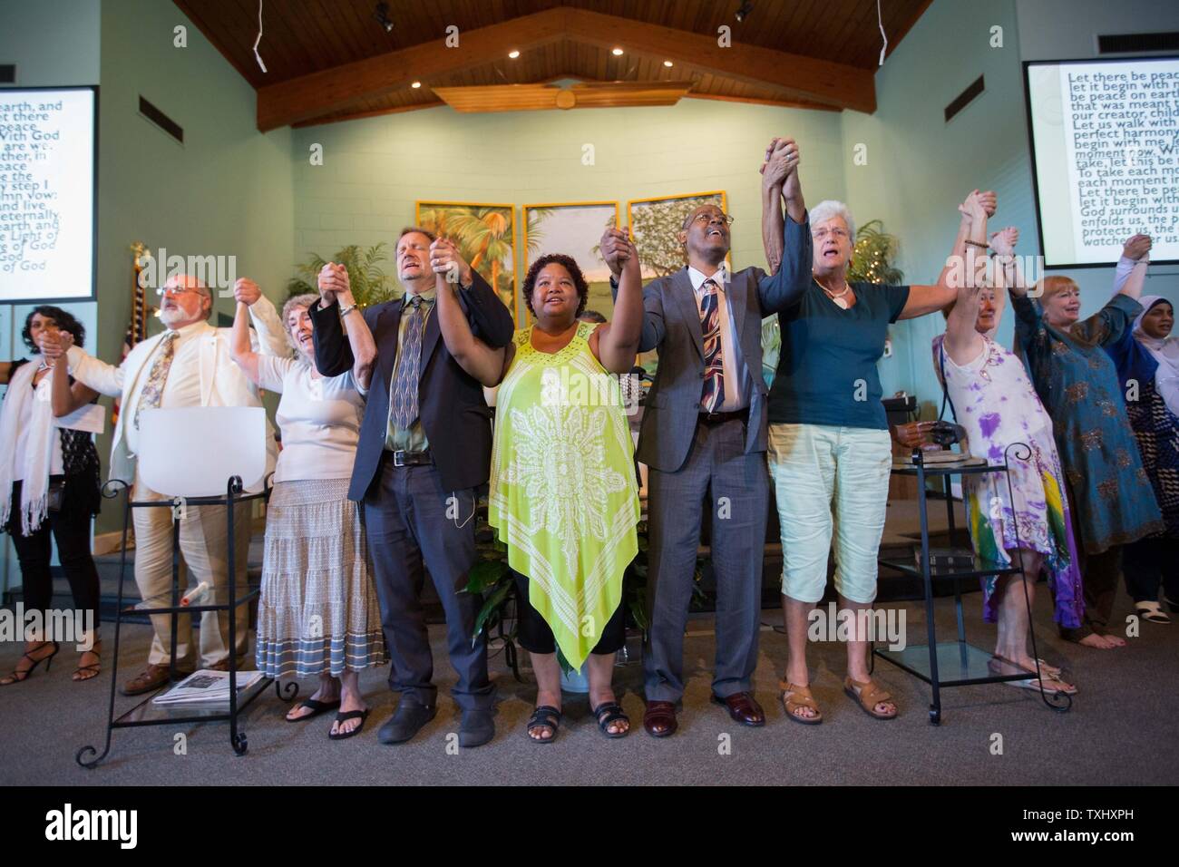 Persone in lutto cantare durante una veglia interconfessionale presso l'unità Chiesa di Charleston a giugno 20, 2015 a Charleston, Carolina del Sud. La veglia è stato tenuto per nove persone sparato e ucciso a Emanuel metodista africana chiesa episcopale il 17 giugno 2015. Un sospetto, Dylann tetto, 21, è stato arrestato in connessione con i tiri. Foto di Kevin Liles/UPI Foto Stock