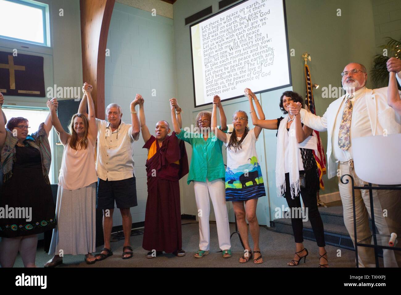 Persone in lutto cantare durante una veglia interconfessionale presso l'unità Chiesa di Charleston a giugno 20, 2015 a Charleston, Carolina del Sud. La veglia è stato tenuto per nove persone sparato e ucciso a Emanuel metodista africana chiesa episcopale il 17 giugno 2015. Un sospetto, Dylann tetto, 21, è stato arrestato in connessione con i tiri. Foto di Kevin Liles/UPI Foto Stock