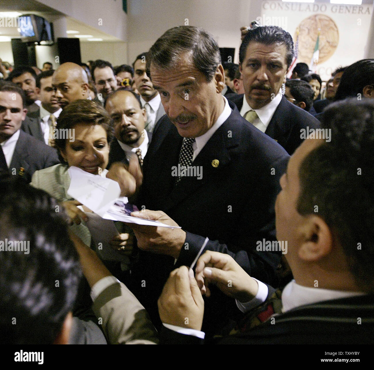 Il Presidente messicano Vicente Fox, al centro dei colloqui con i sostenitori per la dedicazione del nuovo consolato messicano edificio, Giugno 16, 2004 a Chicago. Fox è la realizzazione di una visita di due giorni a Chicago come parte di un stato di tre tour del midwest. (UPI foto/Brian Kersey) Foto Stock