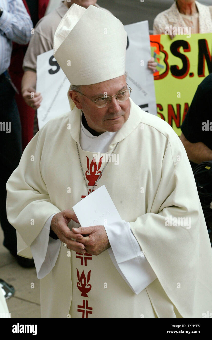 L Arcivescovo di San Francisco William J. Levada è uno dei 190 U.S. I vescovi cattolici di raccogliere per una messa speciale per celebrare il centenario della chiesa cattolica società di estensione, 15 giugno 2005, alla Cattedrale del Santo Nome di Chicago. Levada è stato chiamato è stato nominato Cardinale perfetto per la Congregazione della Dottrina della Fede da Papa Benedetto XVI, la posizione detenuta da Benedetto prima della sua elezione. I VESCOVI DEGLI STATI UNITI sono in Chicago per riunioni che si terranno il 16 giugno e 17. (UPI foto/Brian Kersey) Foto Stock