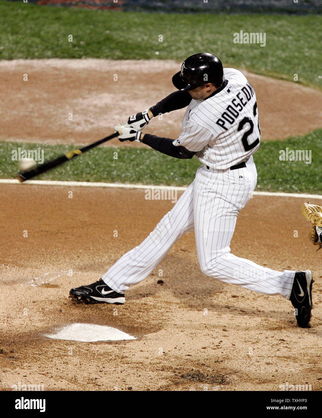 Chicago White Sox Scott Podsednik falli fuori un passo durante il gioco 2 del World Series a U. S. Cellular Field, Ottobre 23, 2005 a Chicago. (UPI foto/Mark Cowan) Foto Stock