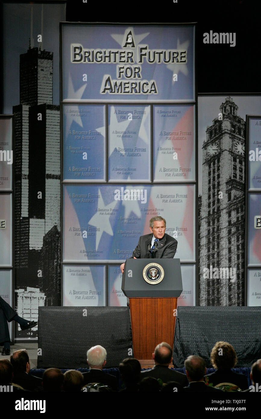 Il Presidente George W Bush risolve il Chicago Club economico su Gennaio 6, 2005 a Chicago. Bush ha detto l'economia americana inizia 2006 'con una testa piena di steam e minimizzati una scarsa relazione economica pubblicato venerdì per quanto riguarda la crescita dell'occupazione. (UPI foto/Brian Kersey) Foto Stock