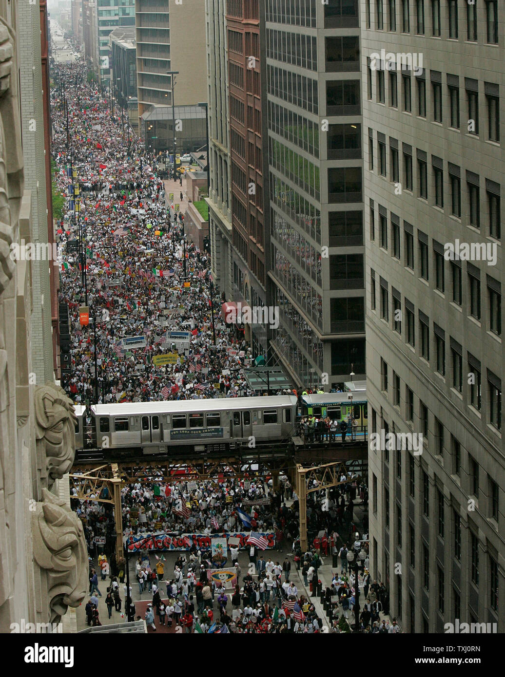 Centinaia di migliaia di dimostranti marzo attraverso il centro di Chicago per portare attenzione alle questioni di immigrazione clandestina, il 1 maggio 2006. La dimostrazione in Chicago era parte di una nazione a livello di giorno di protesta chiedendo dei diritti per i lavoratori immigrati. (UPI foto/Brian Kersey) Foto Stock