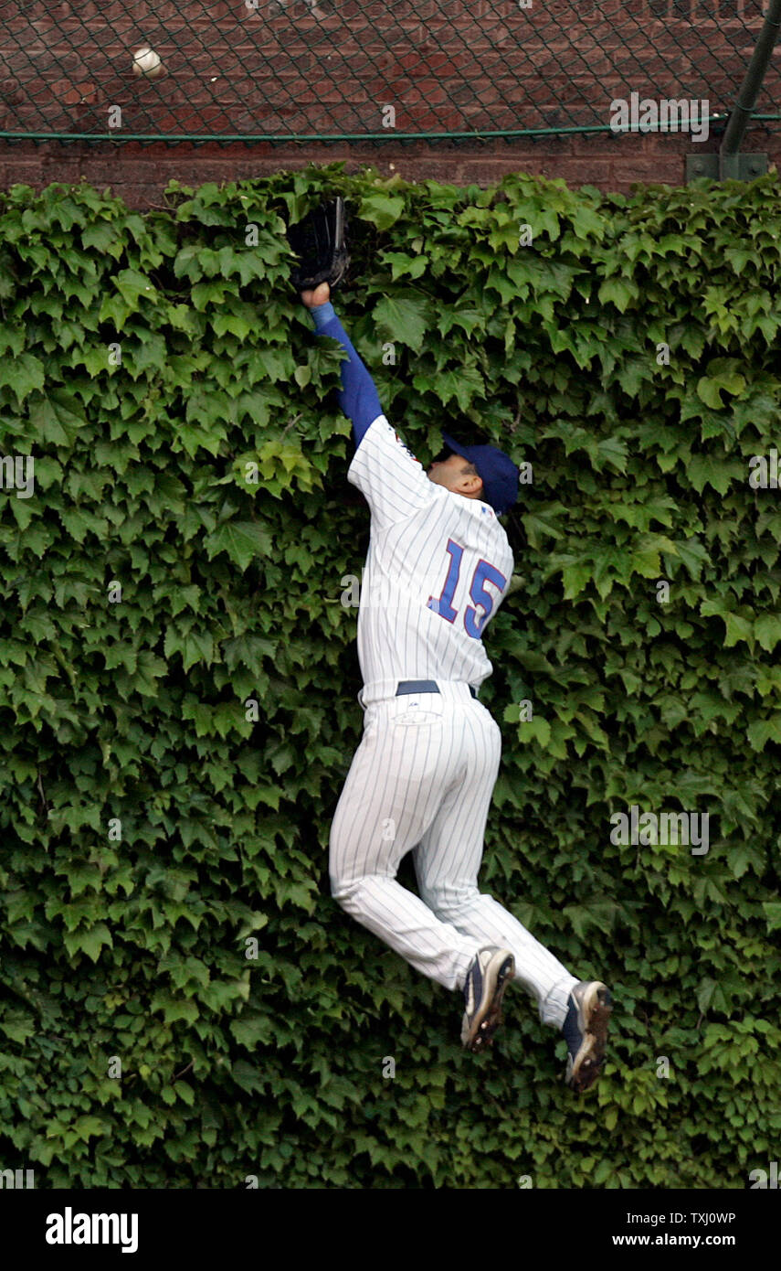 Chicago Cubs sinistra fielder Jerry Hairston Jr. (15) non riesce a raggiungere un tre run home run da San Diego Padres catcher Mike Piazza nella parte superiore del nono inning. Il San Diego Padres sconfitto il Chicago Cubs 4-3 a Wrigley Field a Chicago, il 13 maggio 2006. (UPI foto/Mark Cowan) Foto Stock