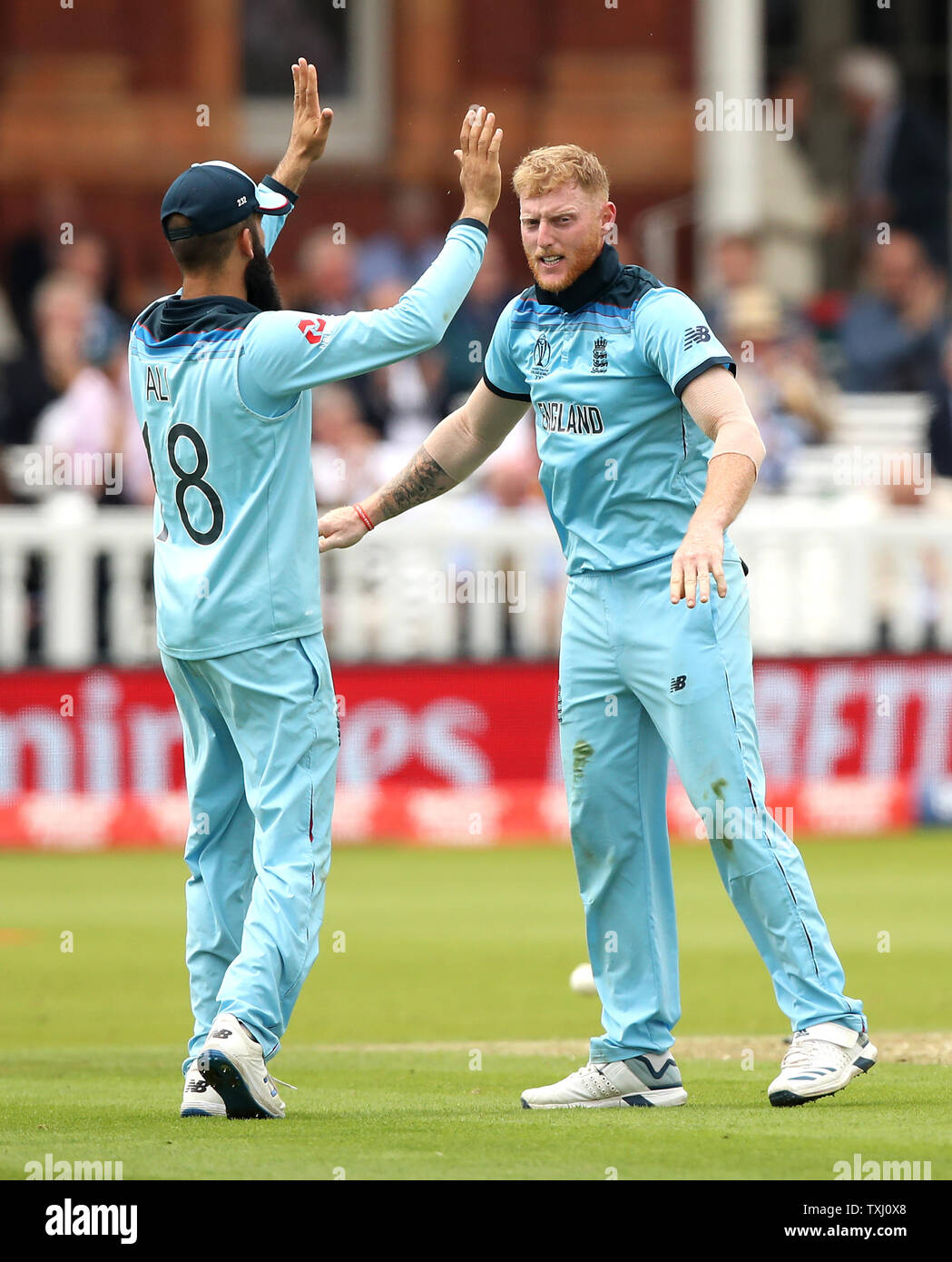 L'Inghilterra del Ben Stokes (destra) celebra tenendo il paletto dell'Australia Usman Khawaja con il team mate Moeen Ali (sinistra) durante la ICC Cricket World Cup group stage corrispondono a Lord's, Londra. Foto Stock