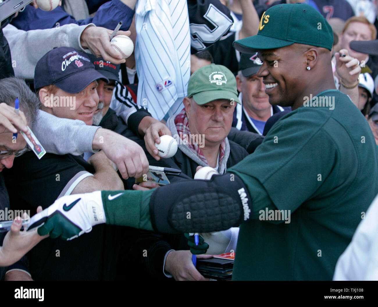 Oakland Athletics' Frank Thomas, destro firma autografi per i fan prima della partita contro il Chicago White Sox in U.S. Cellular Field a Chicago, il 22 maggio 2006. Lunedì è stato Thomas' prima partita contro la sua vecchia squadra. (UPI foto/Brian Kersey) Foto Stock