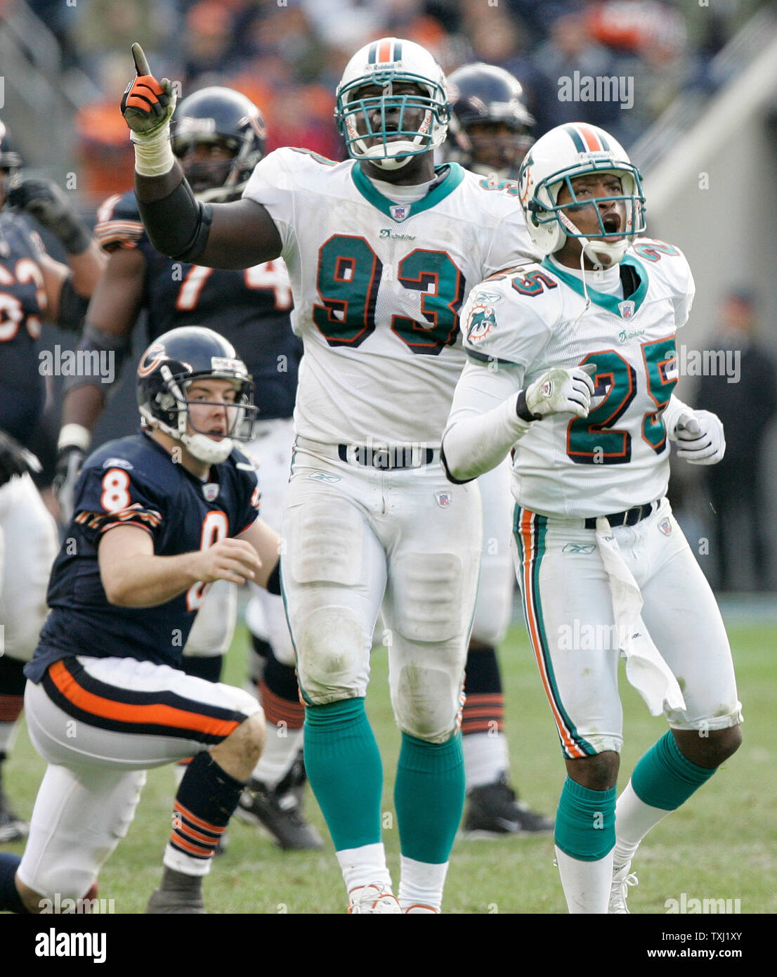 Delfini di Miami difensivo fine Kevin Carter e cornerback sarà Allen celebrare dopo aver saccheggiato Carter Chicago Bears quarterback Rex Grossman per un 7-cantiere perdita nel corso del quarto trimestre a Soldier Field a Chicago il 5 novembre 2006. I Delfini ha vinto 31-13. (UPI foto/Brian Kersey) Foto Stock