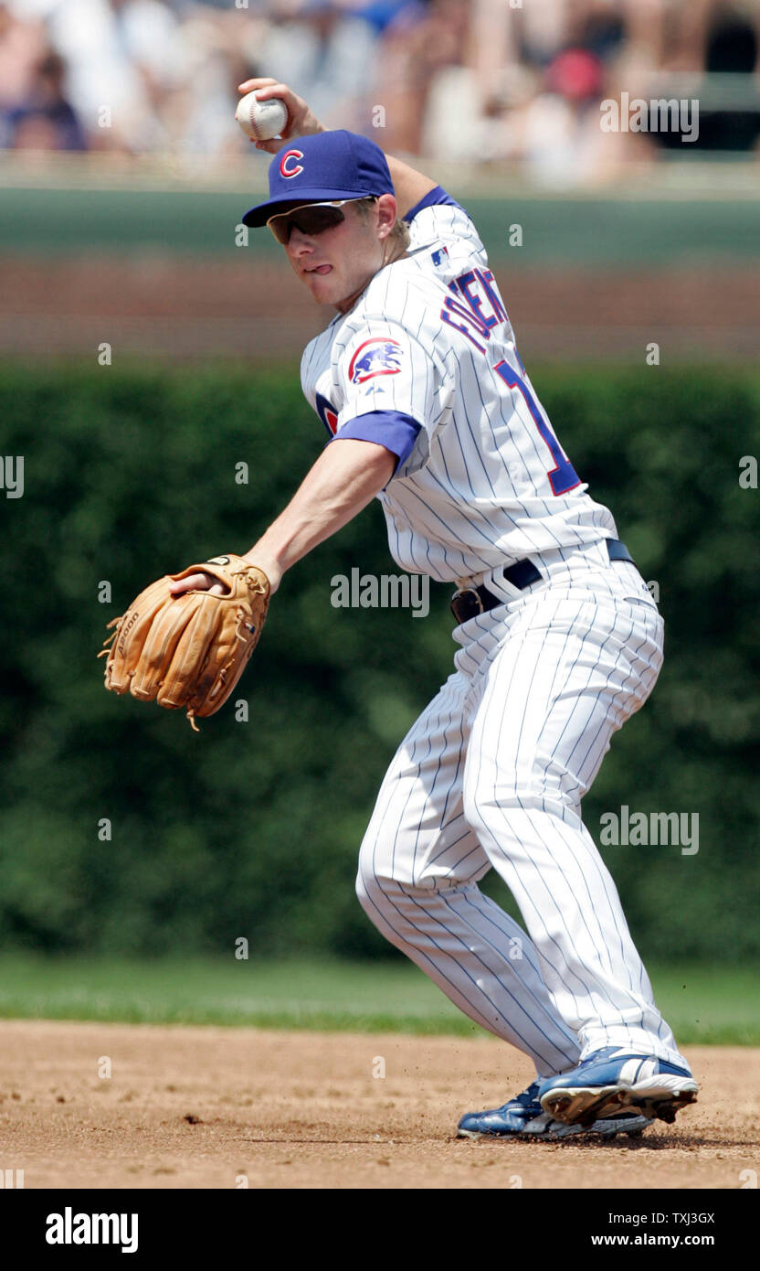 Chicago Cubs secondo baseman Mike Fontenot getta fuori San Diego Padres secondo baseman Geoff Blum nel secondo inning a Wrigley Field a Chicago il 15 giugno 2007. (UPI foto/Mark Cowan) Foto Stock