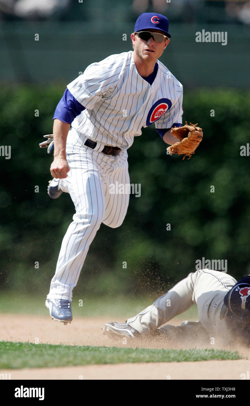 Chicago Cubs secondo baseman Mike Fontenot (L) tag out a San Diego Padres shorstop Khalil Greene (R) e quindi diventa la seconda metà di un doppio gioco nel settimo inning a Wrigley Field a Chicago il 15 giugno 2007. Il Cubs ha sconfitto i Padres 4-1. (UPI foto/Mark Cowan) Foto Stock