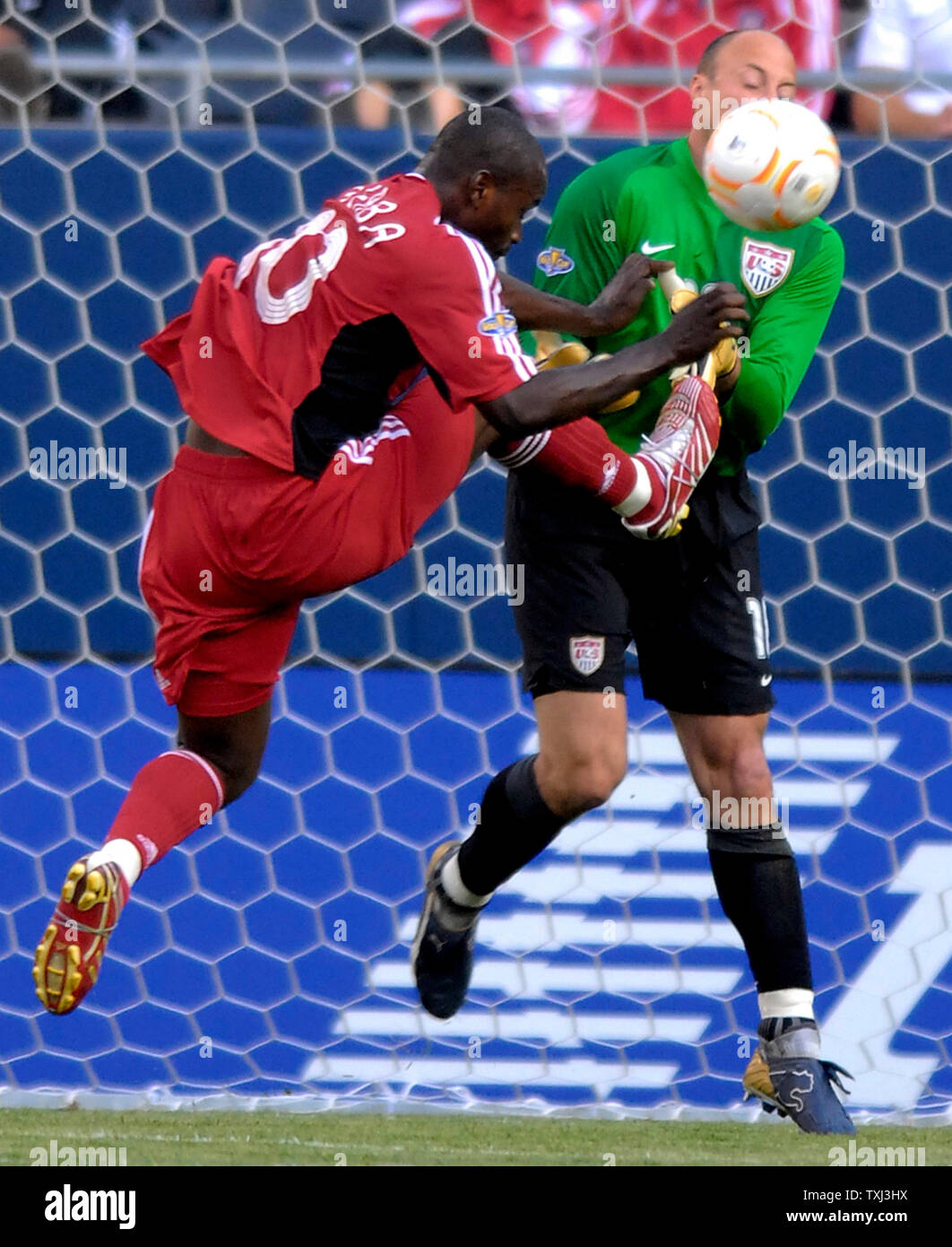 Canada l'Ali Gerba (L) calci degli Stati Uniti il portiere Kasey Keller come egli fa un salvataggio durante la prima metà della CONCACAF Gold Cup semifinale partita al Soldier Field di Chicago il 21 giugno 2007. (UPI foto/John Sommers II) Foto Stock