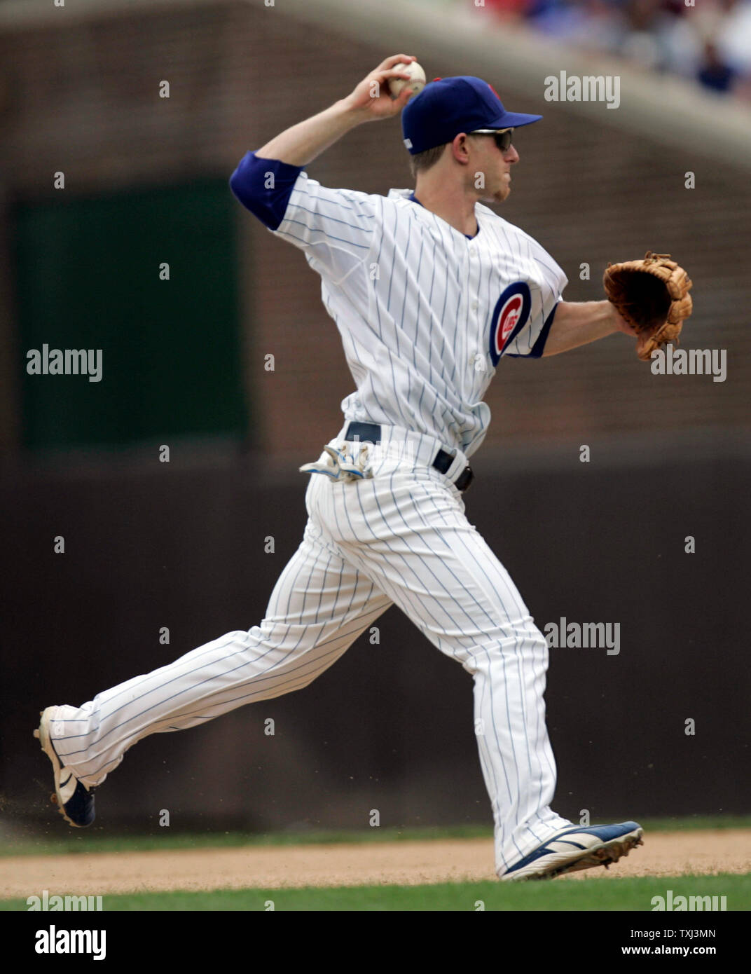 Chicago Cubs interbase Mike Fontenot getta fuori Colorado Rockies Yorvit Torrealba nel settimo inning a Wrigley Field a Chicago, 27 giugno 2007. Il Cubs ha sconfitto il Rockies 6-4. (UPI foto/Mark Cowan) Foto Stock