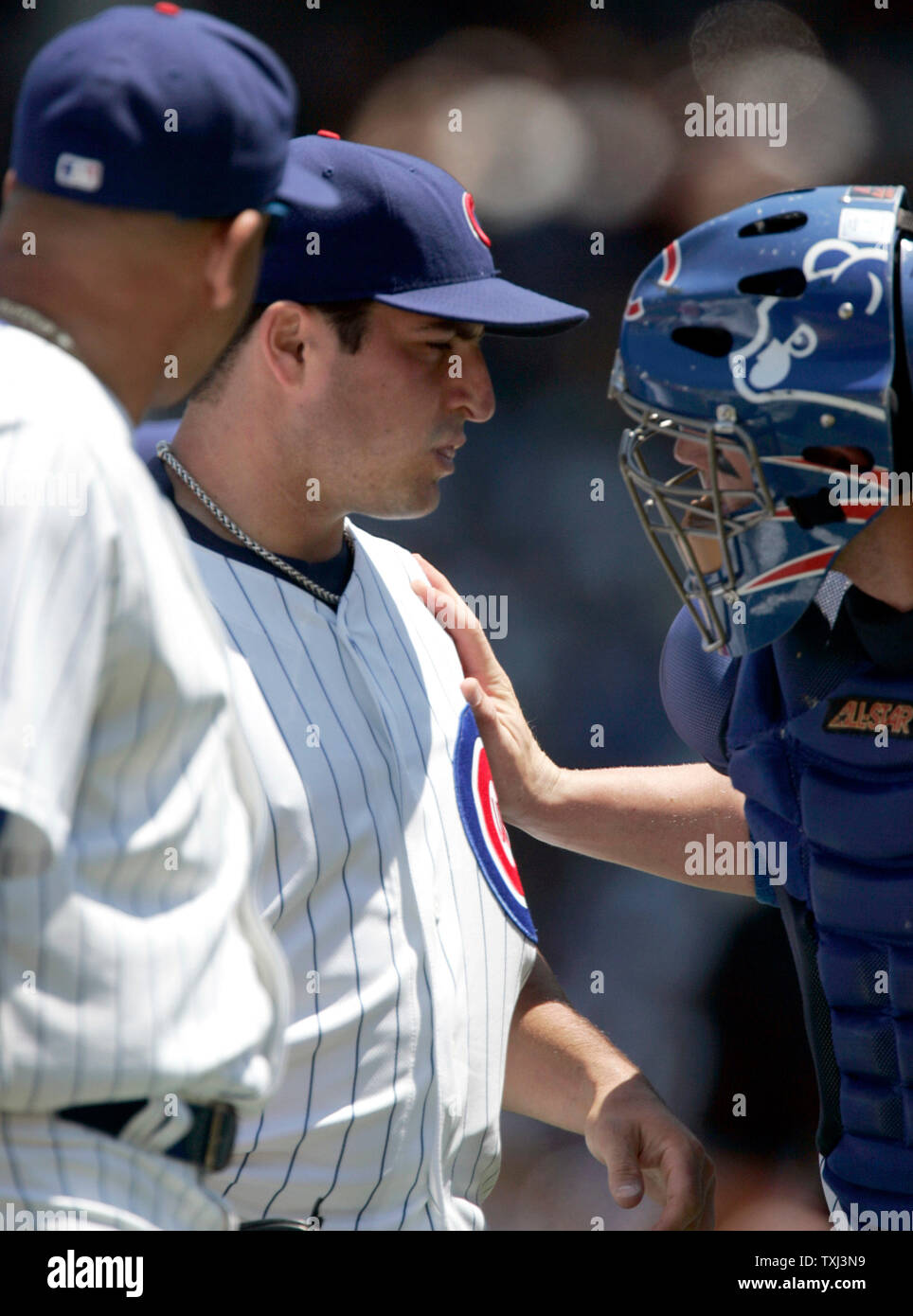 Chicago Cubs catcher Koyie Hill (R) e terzo baseman Aramis Ramirez (L) controllare con il lanciatore Jason Marchese (C) per vedere se lui è ok dopo essere stato colpito in pieno volto con parte di una rotta bat nel primo inning contro il Milwaukee Brewers a Wrigley Field a Chicago il 1 luglio 2007. (UPI foto/Mark Cowan) Foto Stock