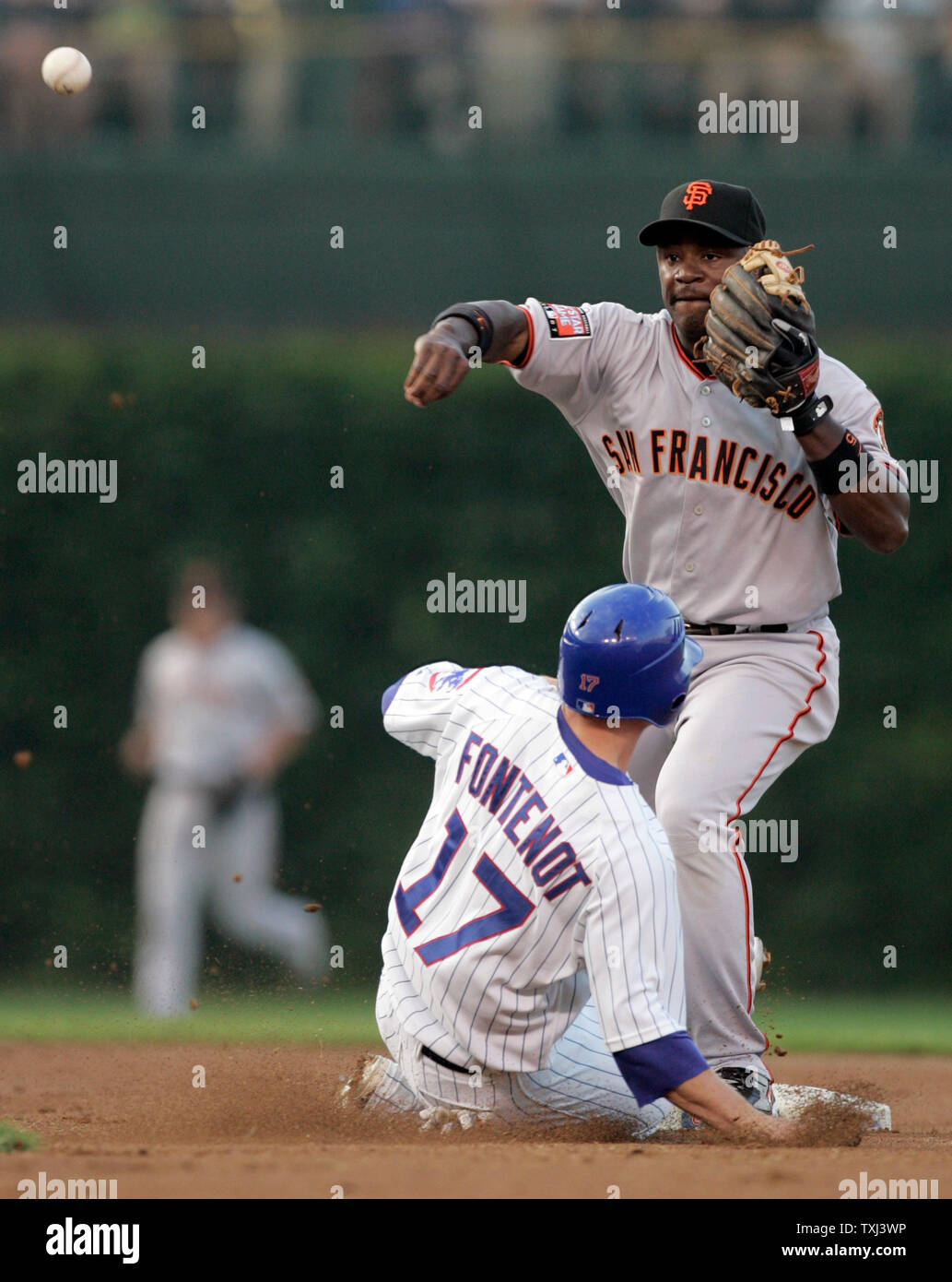 Chicago Cubs secondo baseman Mike Fontenot (17) rompe un doppio gioco da San Francisco Giants secondo baseman Ray Durham nel primo inning a Wrigley Field a Chicago Luglio 17, 2007. Fontenot era fuori al secondo. (UPI foto/Mark Cowan) Foto Stock