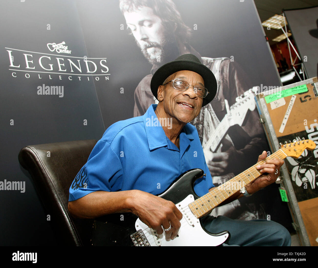 Il leggendario artista blues Hubert Sumlin pone con Eric Clapton 'Blackie' al Guitar Center di Chicago il 26 luglio 2007. Anche sul display sono stati Eric Clapton 'Gibson 335' e Stevie Ray Vaughan 'Lenny'. Le tre chitarre erano mostrati al pubblico solo per la seconda volta dal centro di chitarra acquistati nel 2004 per oltre 2,4 milioni di dollari dal Clapton Crossroads Center asta di Christies a New York. (UPI foto/Joseph Oliver) Foto Stock