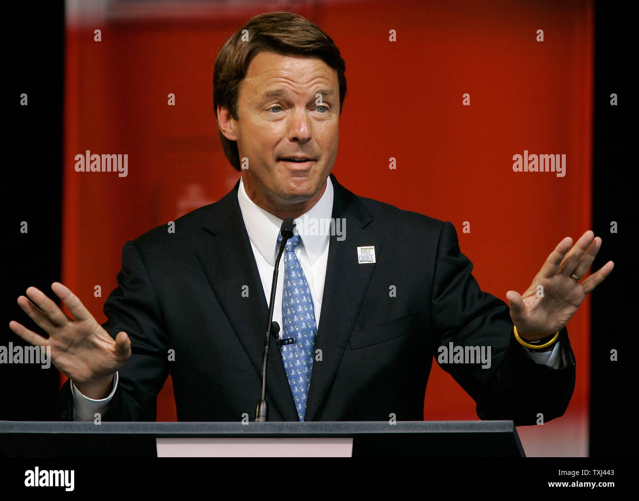 Candidato presidenziale democratico ed ex Senatore John Edwards parla durante un'AFL-CIO forum presidenziale a Soldier Field a Chicago il 7 agosto 2007. (UPI foto/Brian Kersey) Foto Stock