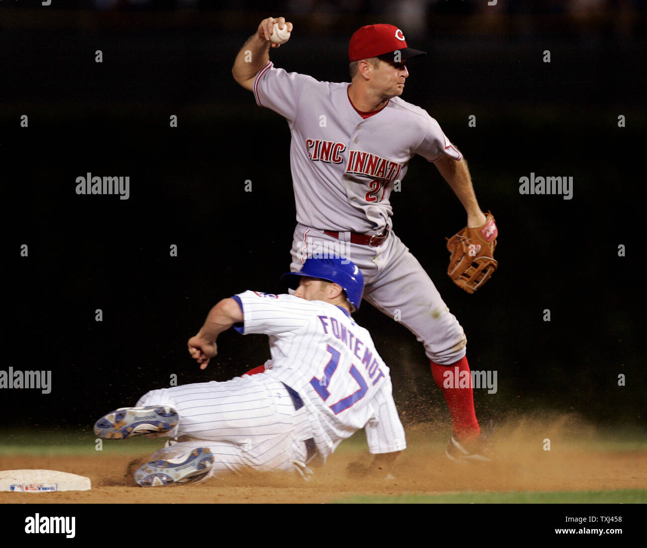Cincinnati Reds shorstop Jeff Keppinger (27) getta al primo dopo la forzatura Chicago Cubs runner base Mike Fontenot (17) nell'ottavo inning a Wrigley Field a Chicago il 14 agosto 2007. (UPI foto/Mark Cowan) Foto Stock