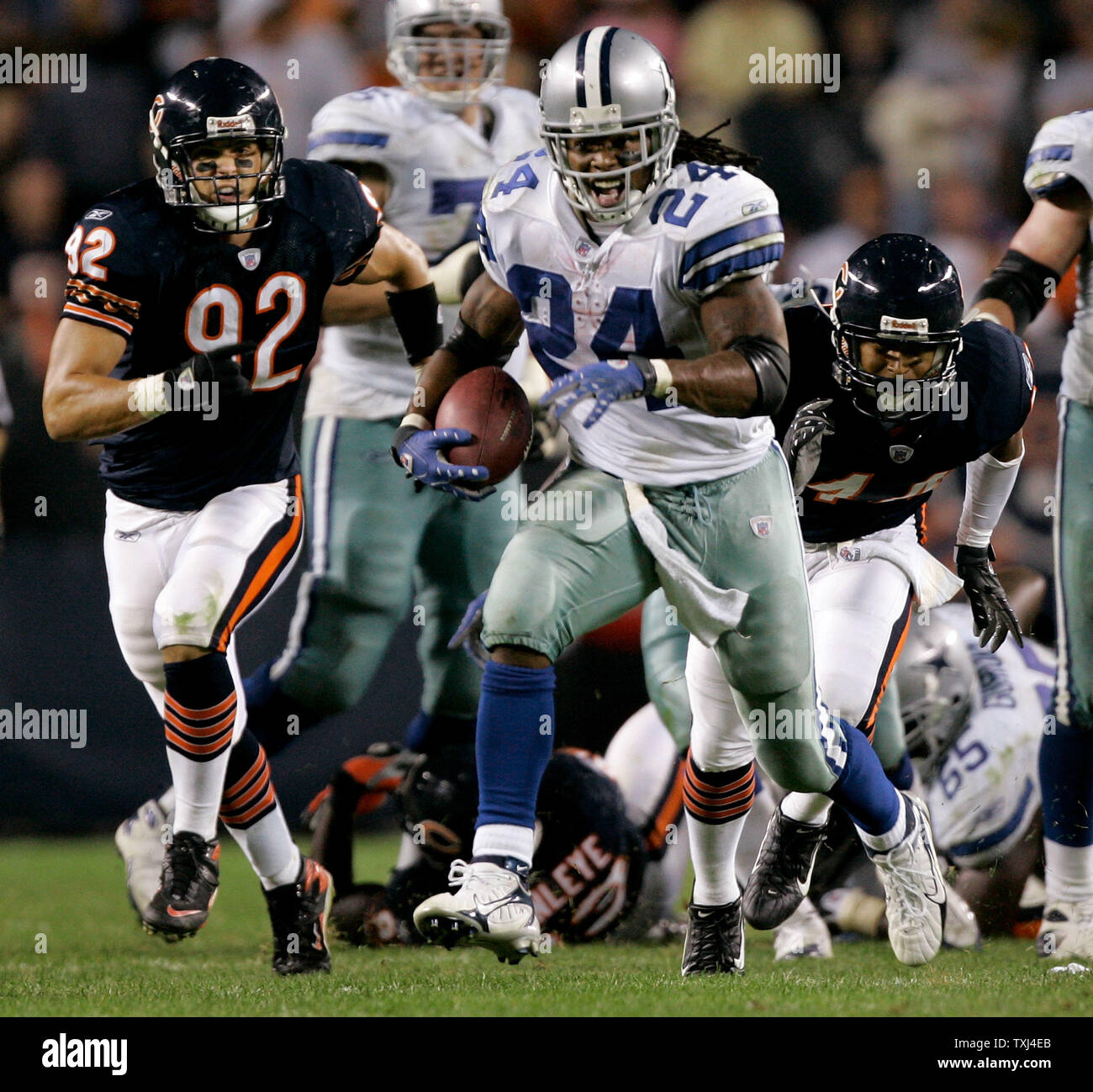 Dallas Cowboys running back Marion Barber (24) lascia dietro di Chicago Bears linebacker Hunter Hillenmeyer (92) e la porta difesa sul suo modo di un 54-cantiere eseguito durante il quarto trimestre a Soldier Field a Chicago il 23 settembre 2007. Il cowboy ha vinto 34-10. (UPI foto/Brian Kersey) Foto Stock