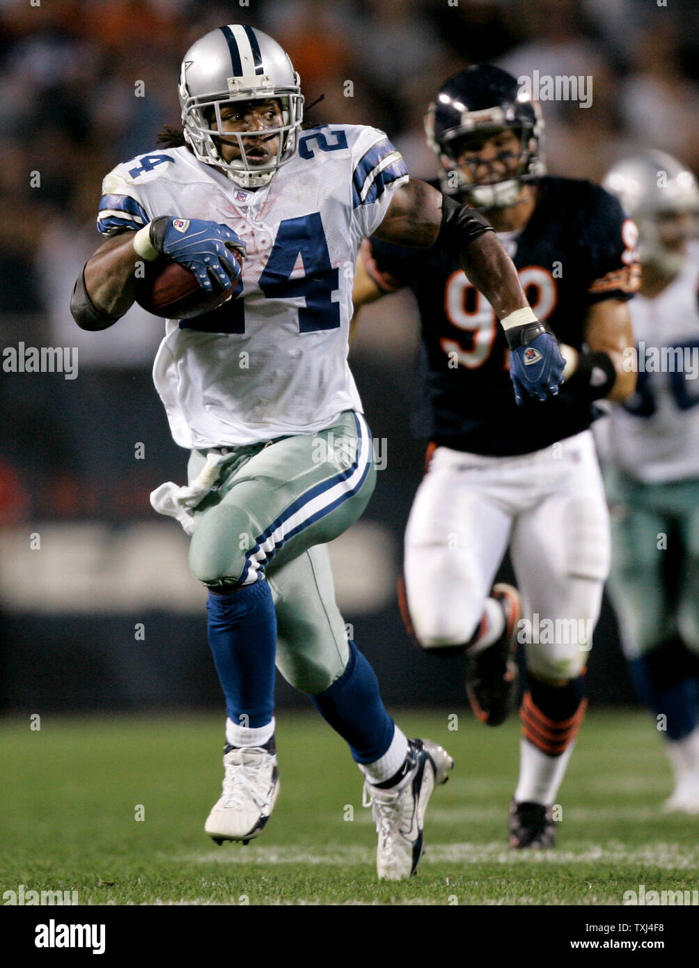 Dallas Cowboys running back Marion Barber (24) si lascia dietro la porta difesa sul suo modo di un 54-cantiere eseguito durante il quarto trimestre a Soldier Field a Chicago il 23 settembre 2007. Il cowboy ha vinto 34-10. (UPI foto/Brian Kersey) Foto Stock