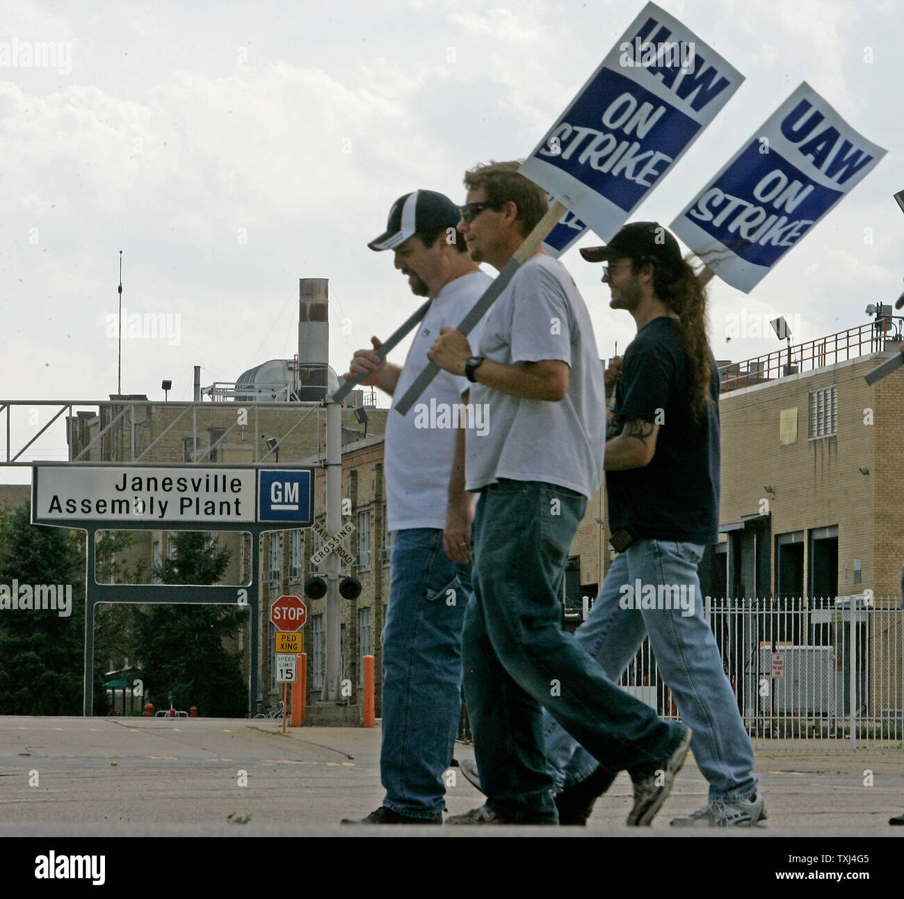 I membri di United Auto locale dei lavoratori 95 sciopero alla General Motors impianto di montaggio il 24 settembre 2007 a Janesville, Wisconsin. Citando la sicurezza del posto di lavoro come la parte superiore questione irrisolta la UAW chiamato per un sciopero nazionale contro la GM Lunedì, il primo sciopero nazionale contro l'industria automobilistica degli Stati Uniti dal 1976. (UPI foto/Brian Kersey) Foto Stock