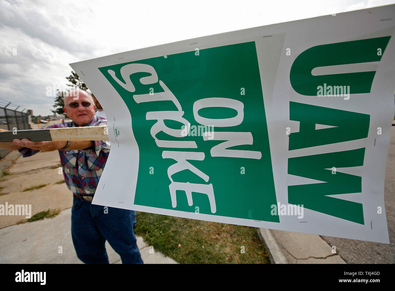 Un elemento di battuta del Regno Auto locale dei lavoratori 95 mostra il suo sostegno per lo sciopero a General Motors impianto di montaggio il 24 settembre 2007 a Janesville, Wisconsin. Citando la sicurezza del posto di lavoro come la parte superiore questione irrisolta la UAW chiamato per un sciopero nazionale contro la GM Lunedì, il primo sciopero nazionale contro l'industria automobilistica degli Stati Uniti dal 1976. (UPI foto/Brian Kersey) Foto Stock
