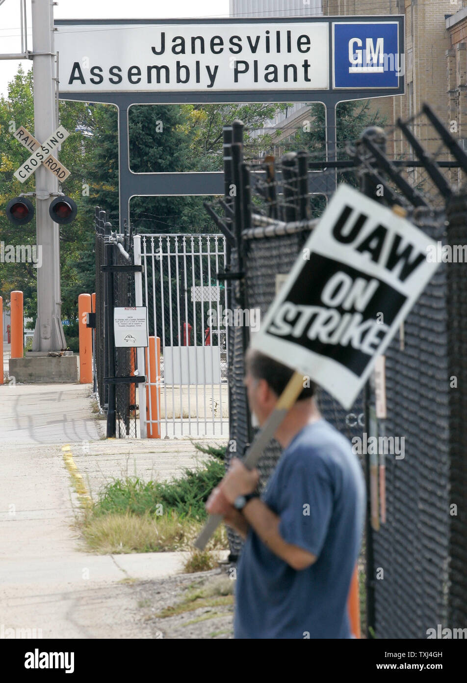 Un impressionante e membri della United Auto lavoratori locali sciopero 95 sorge sulla linea di picchetto alla General Motors impianto di montaggio il 24 settembre 2007 a Janesville, Wisconsin. Citando la sicurezza del posto di lavoro come la parte superiore questione irrisolta la UAW chiamato per un sciopero nazionale contro la GM Lunedì, il primo sciopero nazionale contro l'industria automobilistica degli Stati Uniti dal 1976. (UPI foto/Brian Kersey) Foto Stock