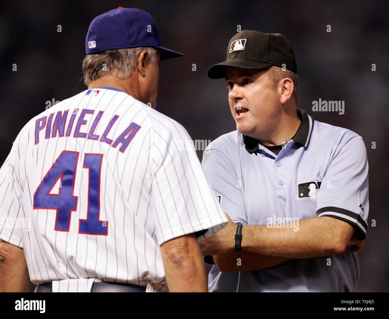 Chicago Cubs manager Lou Piniella sostiene una chiamata con la prima base arbitro Mike Everitt durante il gioco 3 del NLDS a Wrigley Field a Chicago il 6 ottobre 2007. (UPI foto/Mark Cowan) Foto Stock