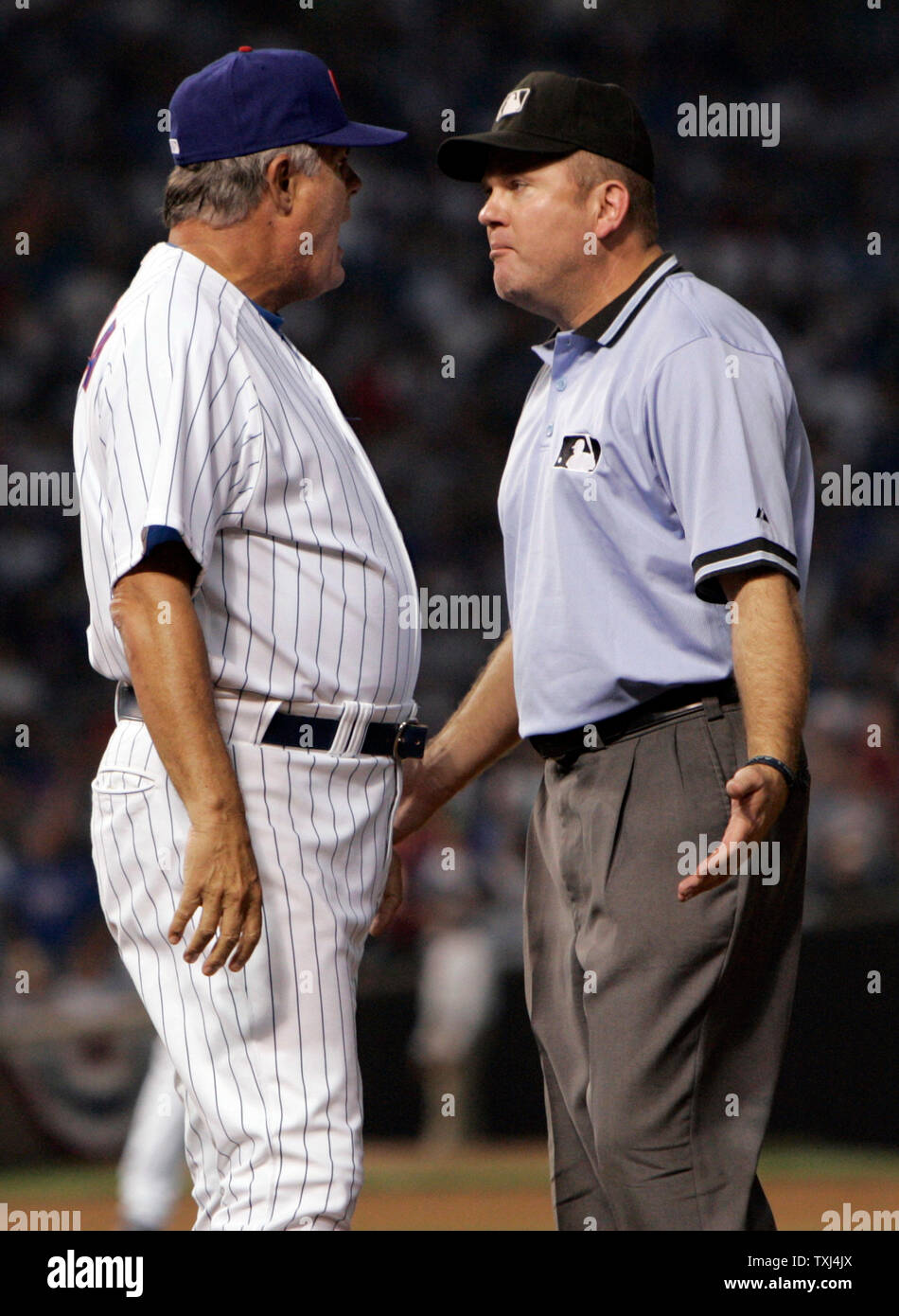 Chicago Cubs manager Lou Piniella sostiene una chiamata con la prima base arbitro Mike Everitt durante il gioco 3 del NLDS a Wrigley Field a Chicago il 6 ottobre 2007. Il Diamondbacks sconfitto i Cubs 5-1 per spazzare la serie 3-0. (UPI foto/Mark Cowan) Foto Stock