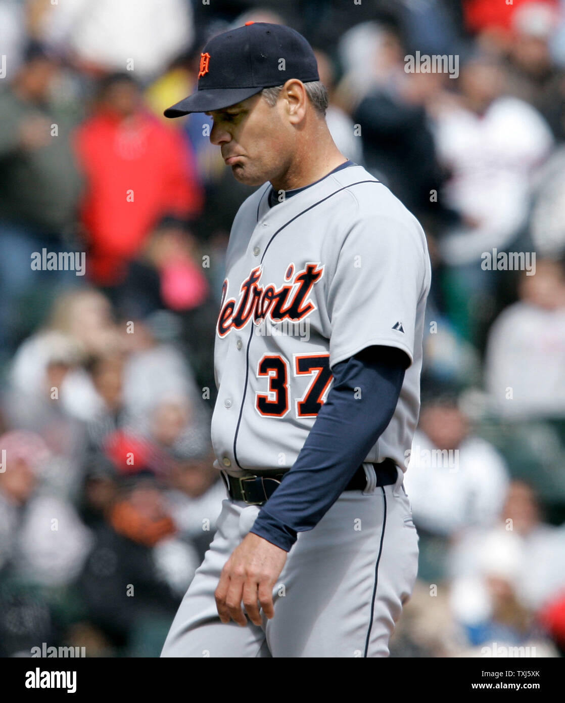 Detroit Tigers a partire lanciatore Kenny Rodgers (37) passeggiate fuori campo dopo essere stata scaricata durante la quinta inning contro il Chicago White Sox a Chicago il 13 aprile 2008. Il White Sox ha vinto 11-0. (UPI foto/Brian Kersey) Foto Stock