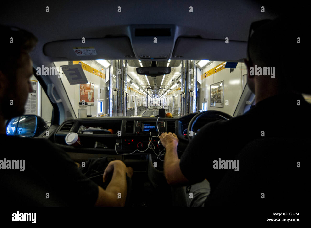 Un furgone aziona attraverso una navetta carro, Eurotunnel Le Shuttle, Folkestone a Calais, Gran Bretagna. Foto Stock