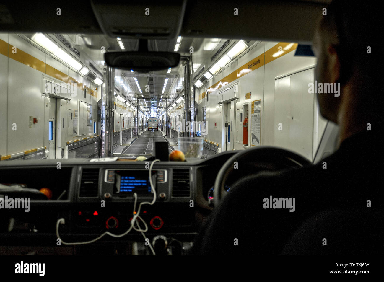 Un furgone aziona attraverso una navetta carro, Eurotunnel Le Shuttle, Folkestone a Calais, Gran Bretagna. Foto Stock