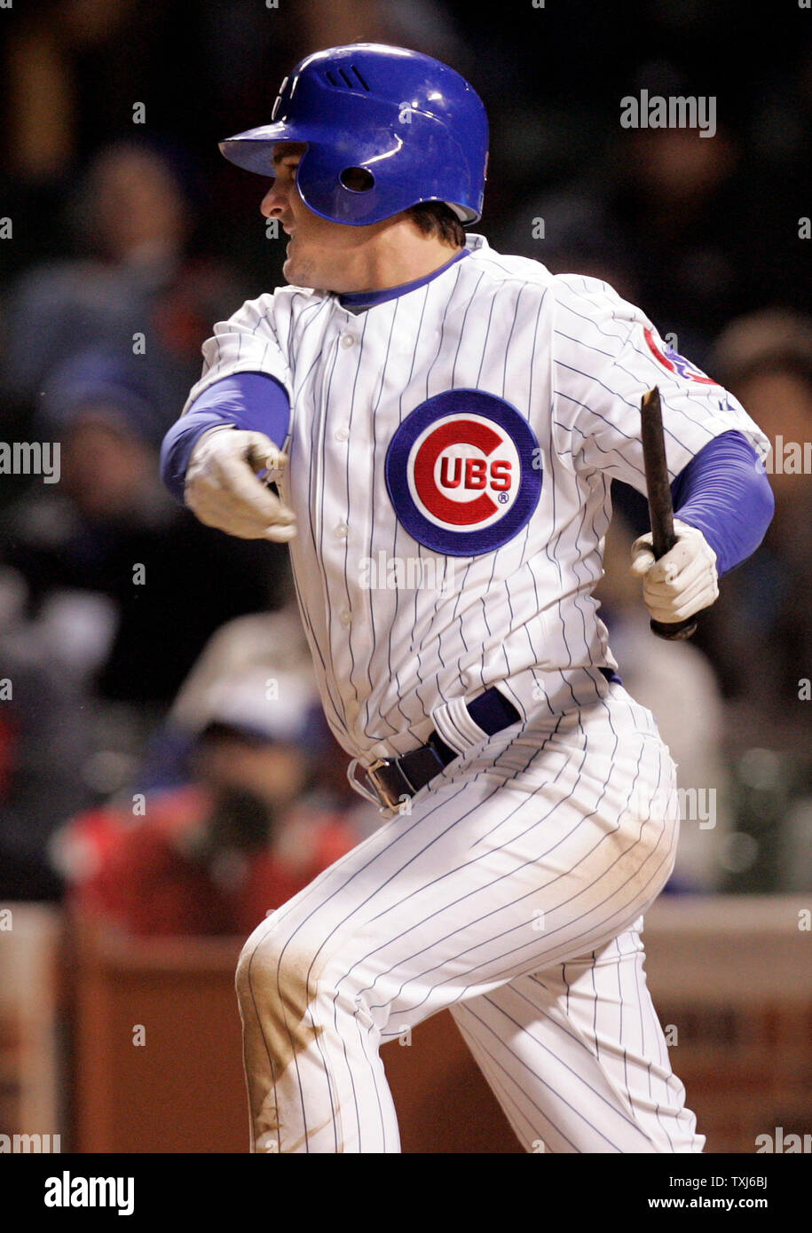 Chicago Cubs interbase Ryan Theriot rompe il suo bat come egli motivi a Milwaukee Brewers primo baseman Mike Rivera nel settimo inning a Wrigley Field a Chicago il 30 aprile 2008. (UPI foto/Mark Cowan) Foto Stock