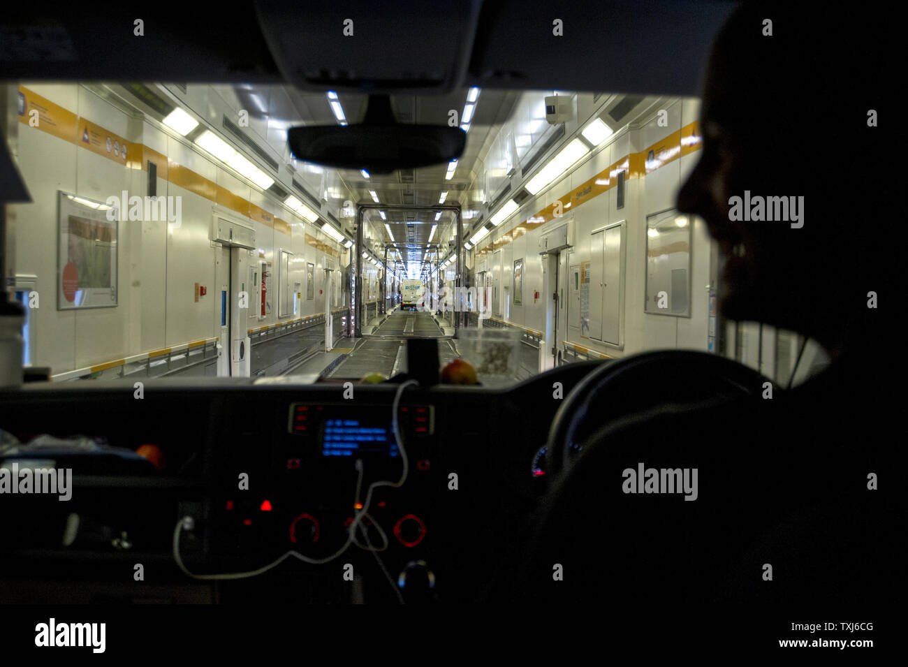 Un furgone aziona attraverso una navetta carro, Eurotunnel Le Shuttle, Folkestone a Calais, Gran Bretagna. Foto Stock