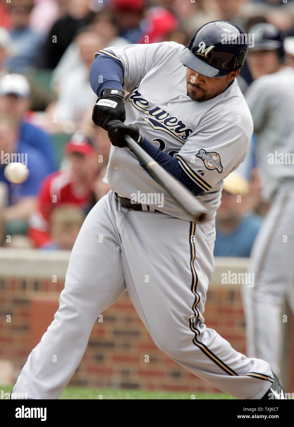 Milwaukee Brewers primo baseman Prince Fielder motivi a Chicago Cubs secondo baseman Mark DeRosa nel primo inning a Wrigley Field a Chicago il 1 maggio 2008. (UPI foto/Mark Cowan) Foto Stock