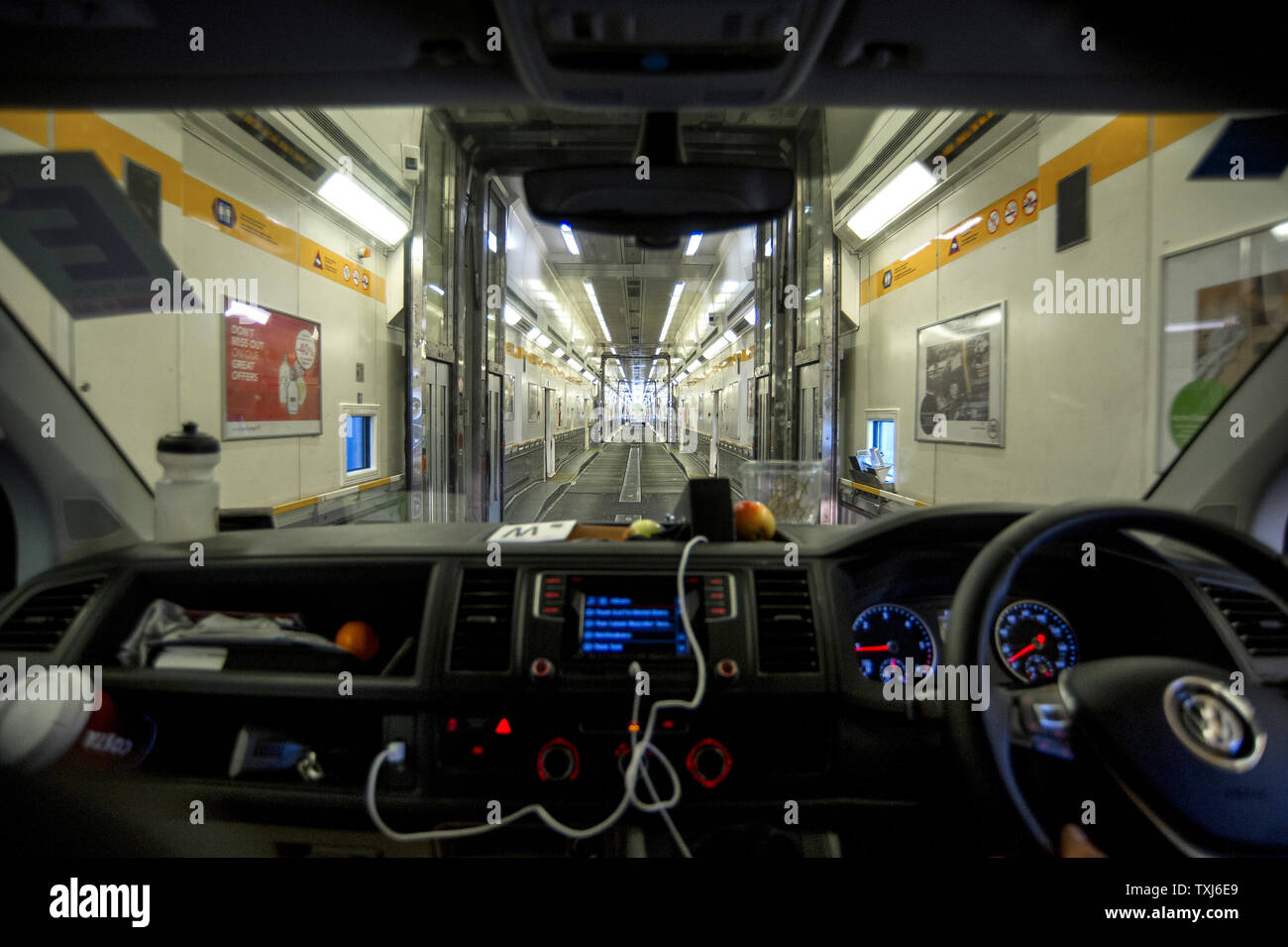 Un furgone aziona attraverso una navetta carro, Eurotunnel Le Shuttle, Folkestone a Calais, Gran Bretagna. Foto Stock
