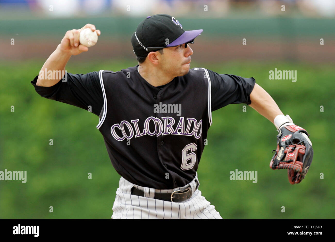 Colorado Rockies shorstop Omar Quintanilla getta fuori Chicago Cubs baseruner Mike Fontenot nel primo inning a Wrigley Field a Chicago il 30 maggio 2008. Il Cubs ha sconfitto il Rockies 10-9.(UPI foto/Mark Cowan) Foto Stock