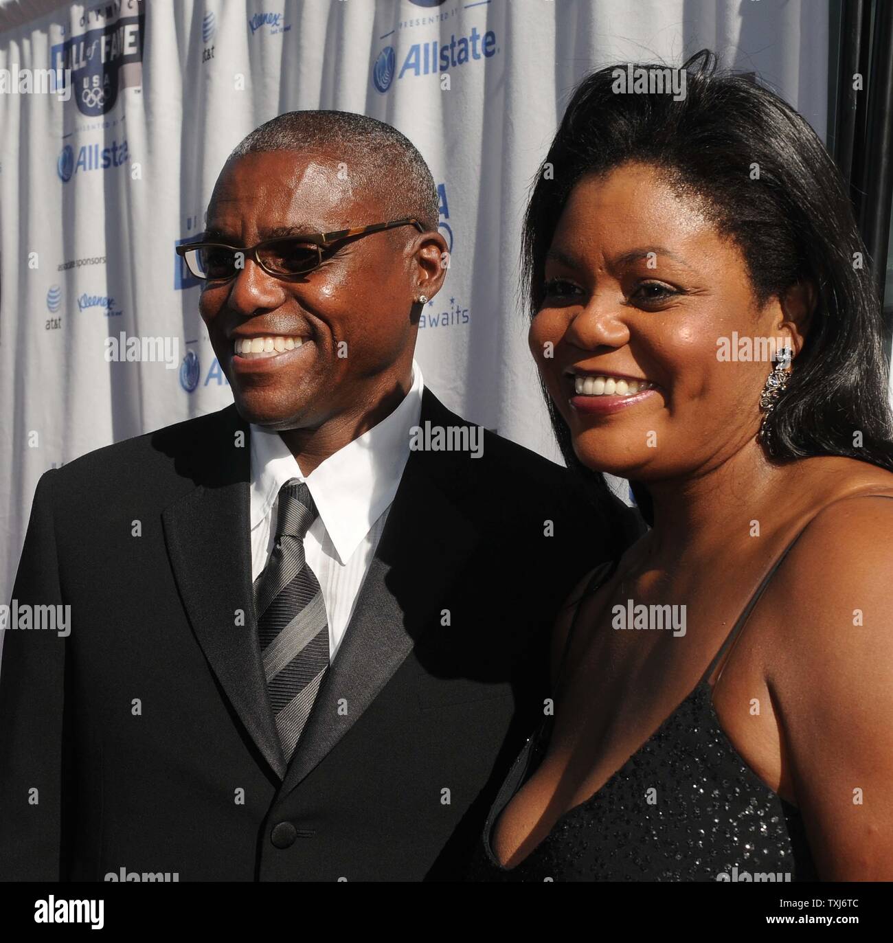 Pista olimpica di stelle Carl Lewis e sua sorella Carol Lewis a piedi il tappeto rosso presso gli Stati Uniti Olympic Hall of Fame cerimonia di induzione a Chicago il 19 giugno 2008. (UPI foto/David banche). Foto Stock