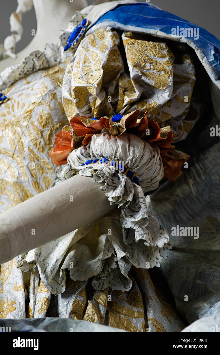Dettaglio del manicotto del costume di carta di Isabelle de Borchgrave Foto Stock