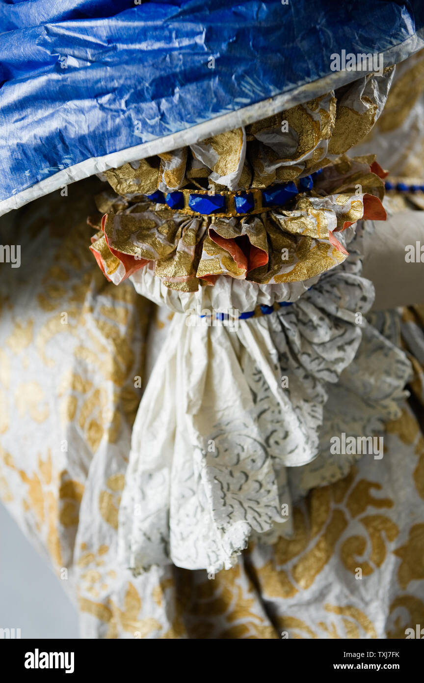 Dettaglio del manicotto del costume di carta di Isabelle de Borchgrave Foto Stock